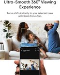 Familie op bank, met smartphone die live-feed van de camera toont.