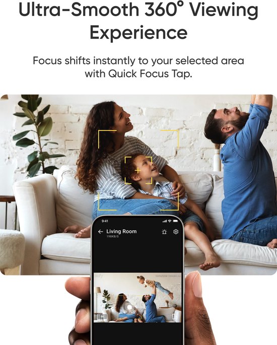 Familie op bank, met smartphone die live-feed van de camera toont.