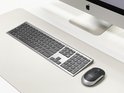 Macally draadloos Bluetooth toetsenbord en muis combo op een bureau naast een iMac.