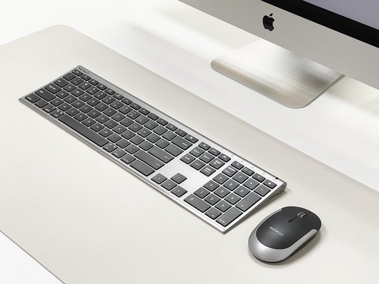 Macally draadloos Bluetooth toetsenbord en muis combo op een bureau naast een iMac.