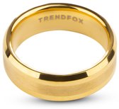 Gouden trouwring met geborstelde afwerking in het midden en gepolijste schuine randen. TRENDFOX logo op binnenzijde.