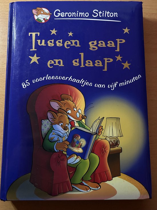 Geronimo Stilton Tussen Gaap en Slaap, 85 voorleesverhaaltjes van vijf minuten. Twee muizen lezen voor in bed.