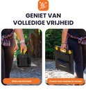 Vrouw draagt de compacte Heko Solar powerstation en het opvouwbare zonnepaneel. Biedt volledige vrijheid.