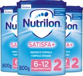 Trois boîtes de lait maternisé Nutrilon 2 Satisfa+. Les boîtes sont bleues avec des lettres blanches et roses et le chiffre 2 en rose.