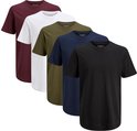 Vijf heren t-shirts op een rij in de kleuren bordeauxrood, wit, olijfgroen, marineblauw en zwart.
