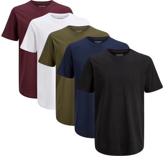 Vijf heren t-shirts op een rij in de kleuren bordeauxrood, wit, olijfgroen, marineblauw en zwart.