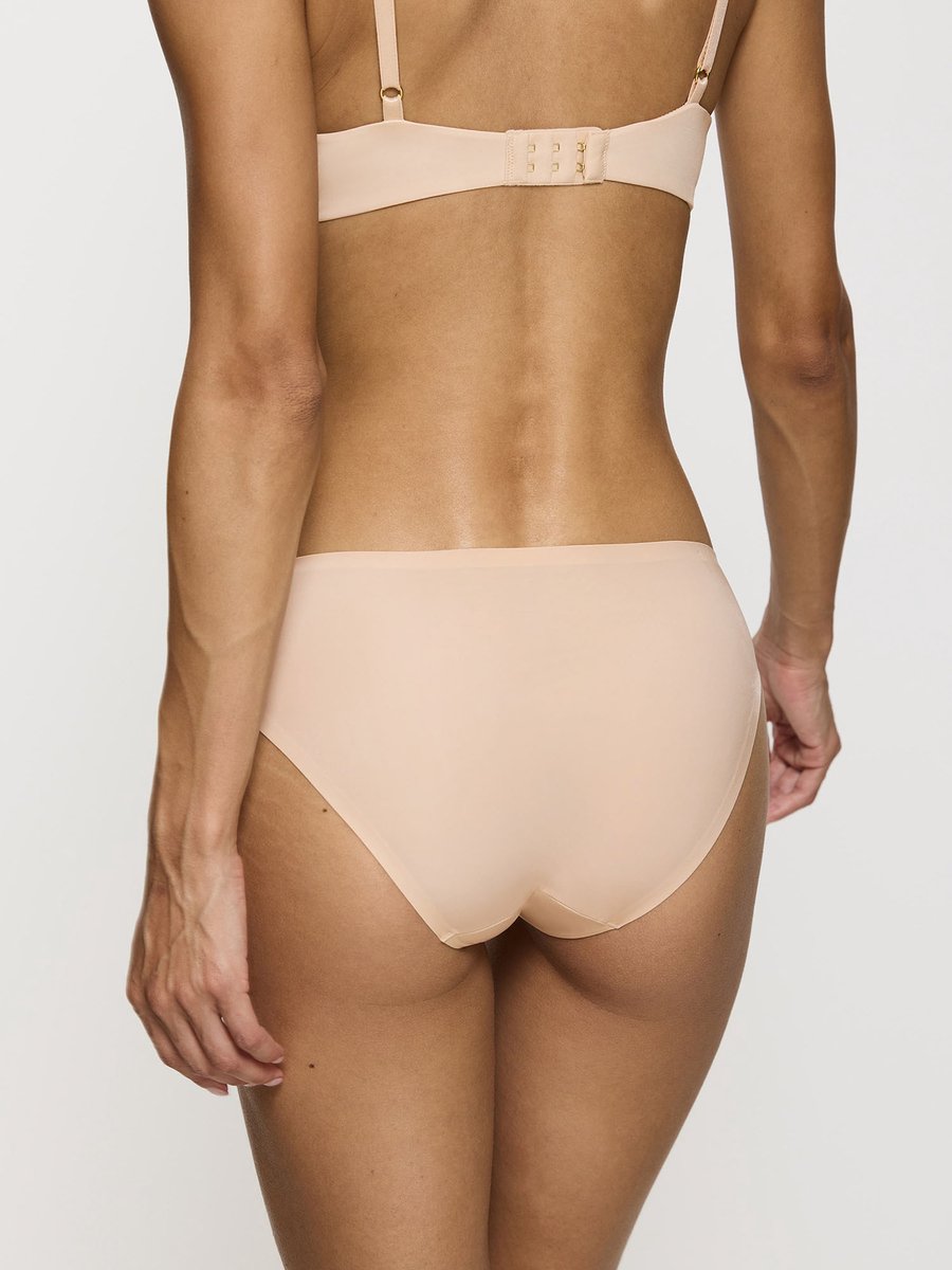 Triumph Tai-Slip Body Make-Up Essentials