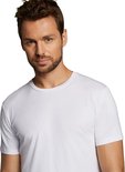 Man met kort bruin haar in een wit T-shirt met ronde hals.