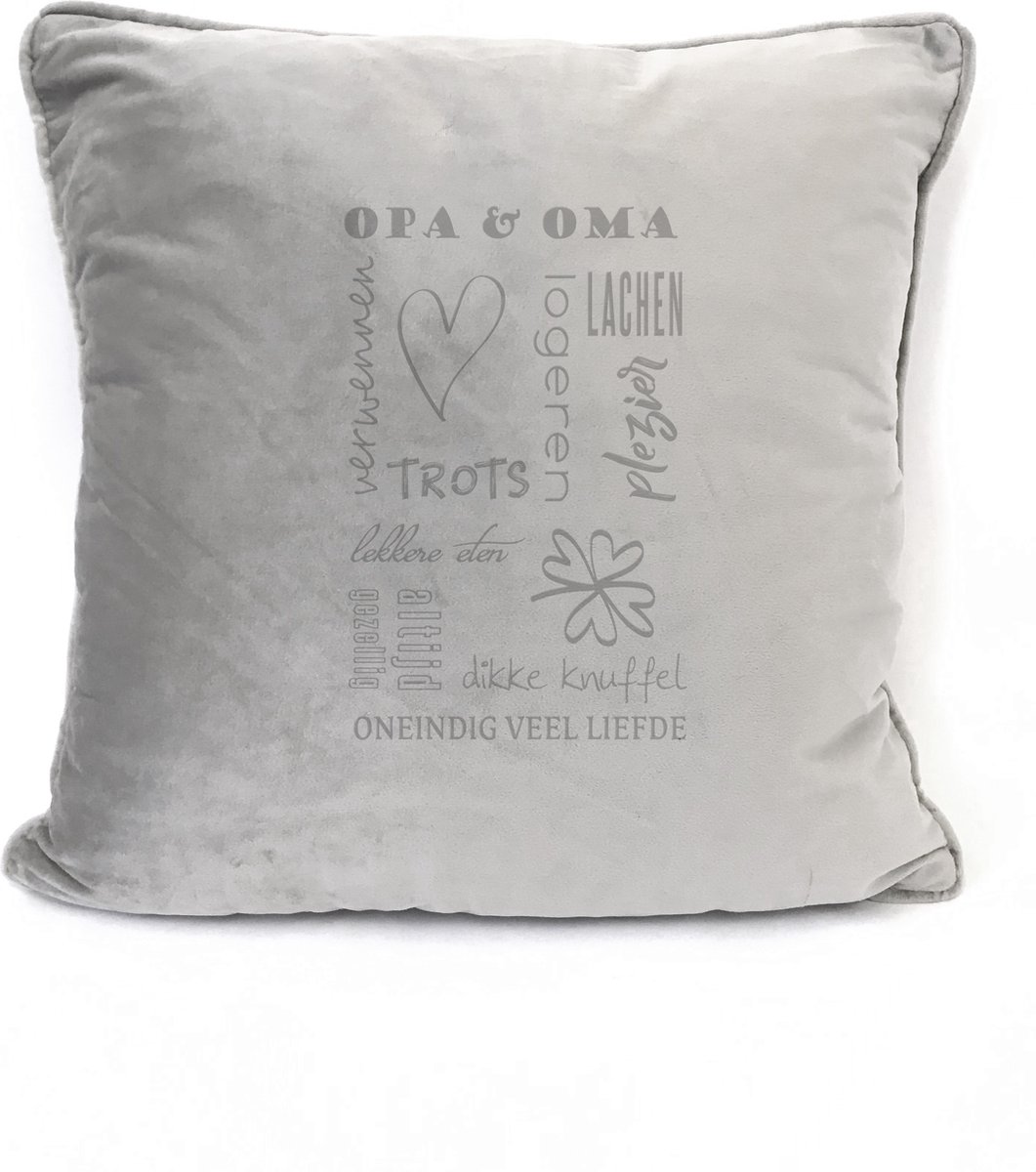 Grijs sierkussen Velours - 45x45cm - Met Tekst: Opa En Oma. Cadeau-voor Opa En Oma - Zomaar - Kerst - Sinterklaas - Verjaardag - Vaderdag - Moederdag.