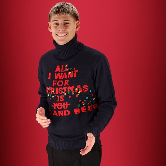 Man met donkerblauwe turtleneck kersttrui met kerstverlichting en tekst 'ALL I WANT FOR CHRISTMAS IS YOU AND BEER'.
