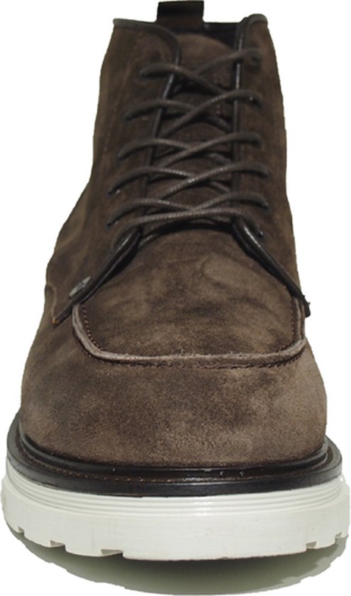 Voorkant van bruine suède veterboots met witte zool.