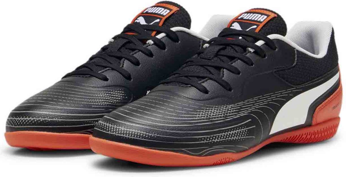 Zwarte Puma TRUCO III JR voetbalschoenen voor kinderen met oranje en witte accenten, ontworpen voor indoor gebruik.