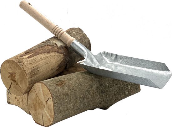 Asschep met zilverkleurig metalen blad en houten steel, rustend op een stapel houtblokken.