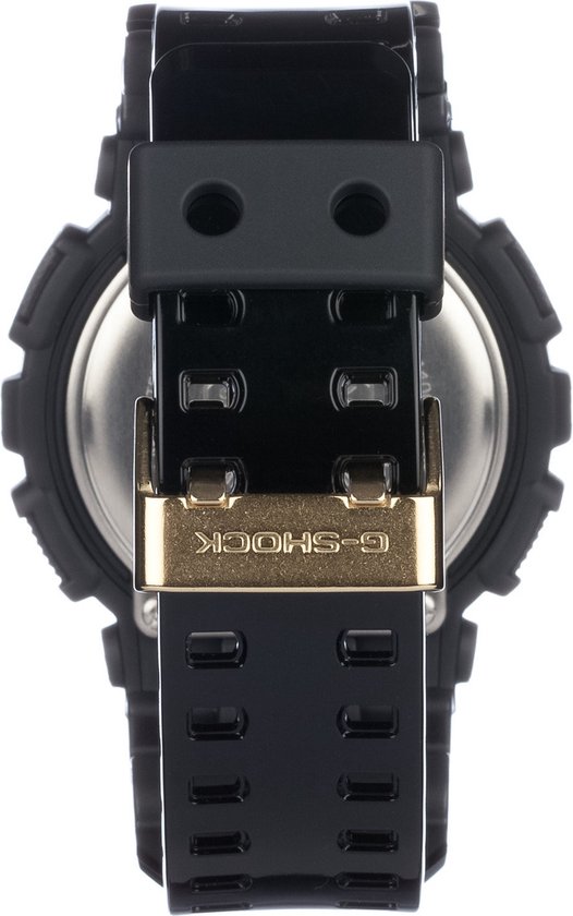 Sluiting van de zwarte G-Shock horlogeband met een gouden gesp.