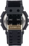 Sluiting van de zwarte G-Shock horlogeband met een gouden gesp.