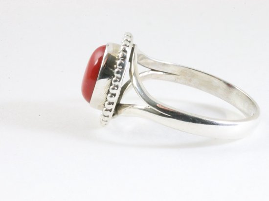Bague en argent avec une pierre de corail rouge ovale, vue latérale.