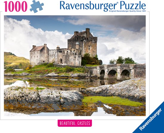 Ravensburger 1000-delige puzzel met een afbeelding van kasteel Eilean Donan in Schotland, met een stenen brug en reflecties in het water.