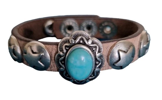 Lichtbruin leren armband met zilverkleurige ster studs en een turkoois edelsteentje in sierlijk zilverkleurig montuur.