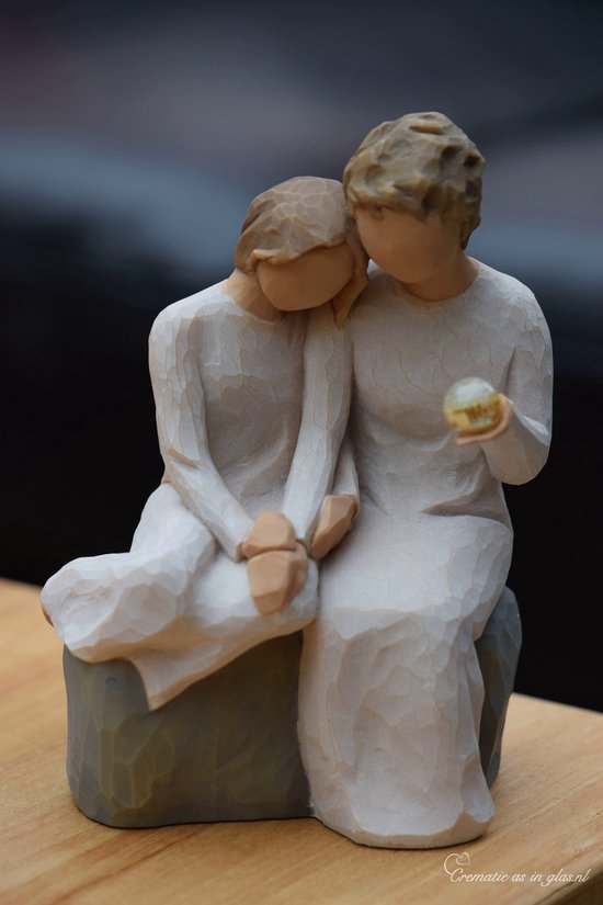 Urn Willow Tree beeldje 'With my grandmother" met hand geblazen mini urn-Hand geblazen mini urn met crematie- as vast in glas verwerkt óf haarlokje met haartjes intact in mini urn verwerkt-Crematie- as \ haren verwerking van uw dierbare-Urn-Gedenken