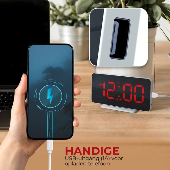 Witte digitale wekker met rood display dat 12:00 toont, met USB-uitgang voor het opladen van een telefoon.