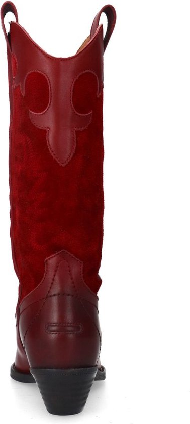 Achterkant van een rode leren cowboylaars met suède schacht, sierstiksels en hak.