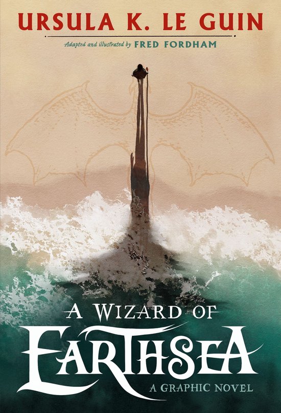 Boekomslag van 'A Wizard of Earthsea', met een figuur die een puntige hoed draagt, rechtopstaand op een rots in de zee, met een drakenachtige schaduw. Titel in grote letters.