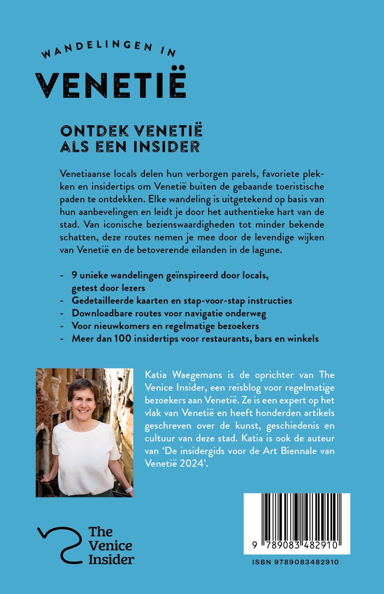 Katia Waegemans, oprichter van The Venice Insider, staat naast het boek 'Wandelingen in Venetië'.