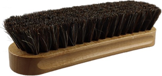 Schoenborstel met een lichtbruin houten handvat en donkerbruin paardenhaar.