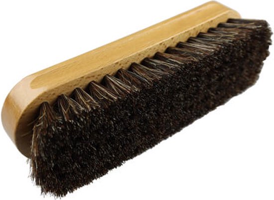 Schoenborstel met een lichtbruin houten handvat en dicht, donkerbruin paardenhaar.