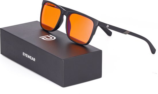 Zwarte computerbril met oranje glazen, met het PD-logo op de pootjes. Inclusief zwart doosje met 'EYEWEAR'.