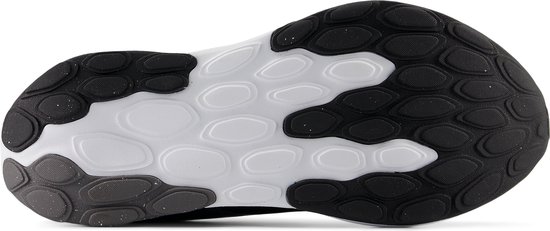 Onderkant van een zwarte New Balance sportschoen met wit met zilveren zoolpatroon.