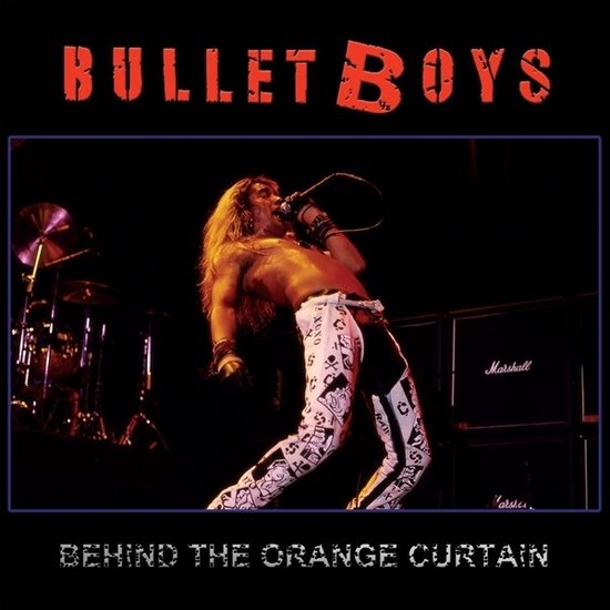 Zanger met lang blond haar, zingt in microfoon, draagt witte broek met zwarte tekeningen. "BULLET BOYS" en "BEHIND THE ORANGE CURTAIN" opdruk.