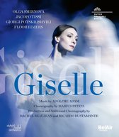 Close-up van een danseres met donker haar en een witte jurk, met vervaagde beelden van dansers op de achtergrond. Titel: Giselle.