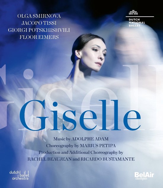 Close-up van een danseres met donker haar en een witte jurk, met vervaagde beelden van dansers op de achtergrond. Titel: Giselle.