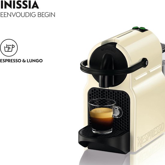 Machine à café à capsules Nespresso Inissia crème avec une tasse d'expresso.