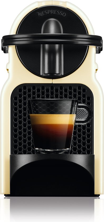 Vue de face d'une machine à café à capsules Nespresso Inissia crème avec une tasse d'expresso.
