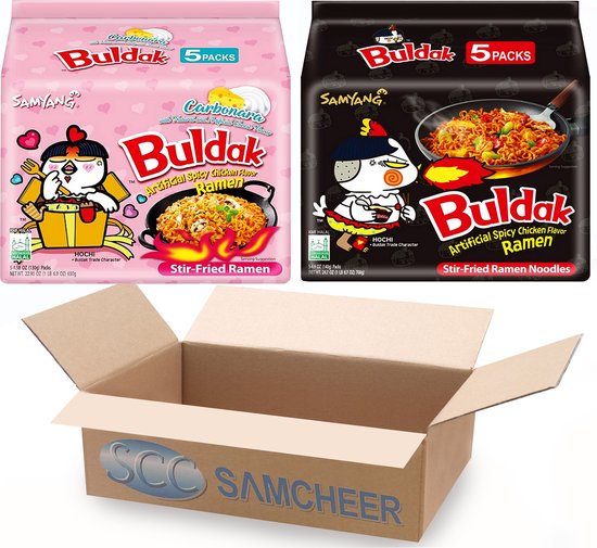 Een open kartonnen doos met twee verpakkingen Samyang Buldak ramen: een roze Carbonara en een zwarte pittige kip.