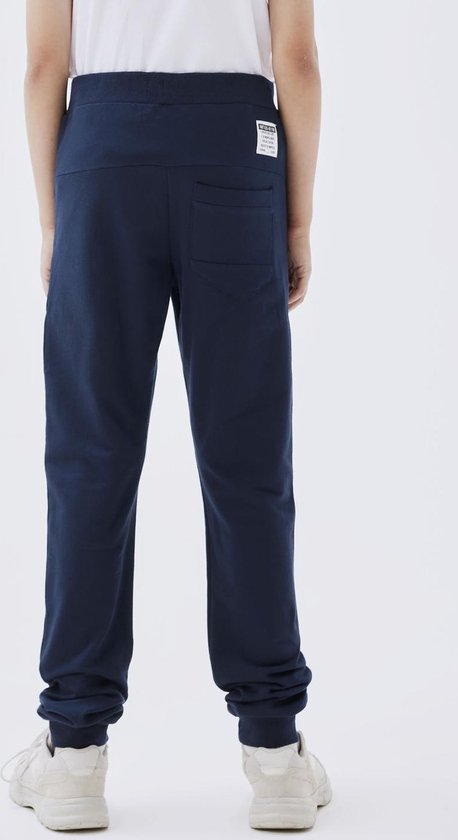 Jongens donkerblauwe joggingbroek, sluit aan bij de enkels, met zakken aan de achterkant.