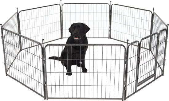 Zwarte labrador in een ronde grijze metalen puppyren met 8 panelen, op witte achtergrond.