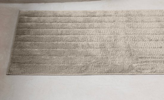 Zandkleurige badmat met horizontale ribbels, van 100% katoen.