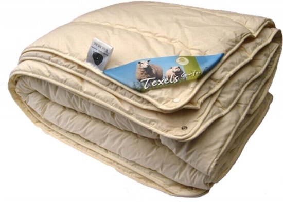 Een opgevouwen, crèmekleurig wollen dekbed met het Texels Comfort label.