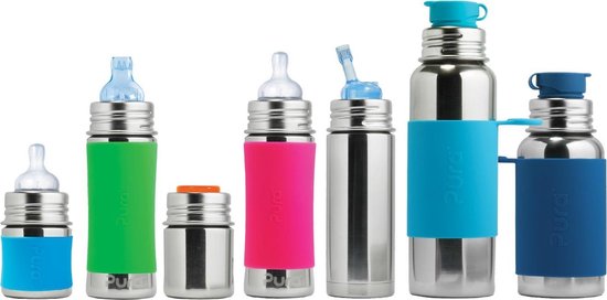 RVS drinkflessen van Pura in verschillende maten, met blauwe, groene en roze siliconenhoezen.