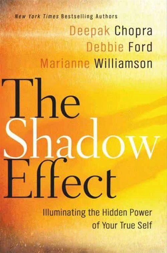 Livre "The Shadow Effect" par Deepak Chopra, Debbie Ford et Marianne Williamson sur fond orange et jaune.