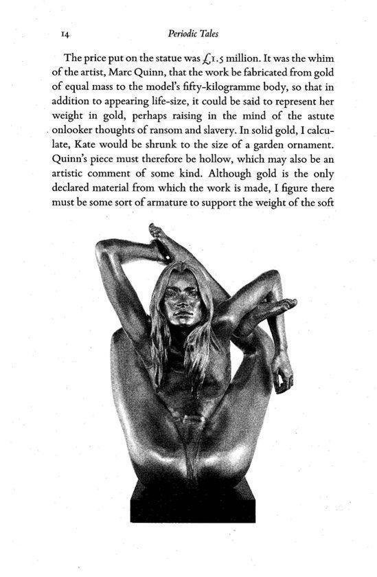 Photo monochrome d'une sculpture d'une femme dans une pose complexe et torsadée, fabriquée à partir d'une masse d'or égale.