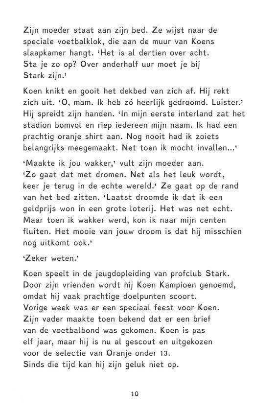 Karakterillustratie van een jongen die wakker wordt, met een voetbal op de achtergrond.