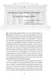Inleiding van een boek met Griekse zuilen en een citaat van Mahatma Gandhi.