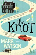 Boek 'The Knot' van Mark Watson. Een rode auto, een huis, een camera en een glas champagne op een kronkelende weg.