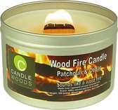 Candle Woods grote knetterende houtvuur geur kaars Patchouli & Cedar in blik met vensterdeksel en houtlont. Patchouli-Ceder geur.