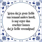 Tegeltje met Spreuk (Tegeltjeswijsheid): Weten dat je grote liefde van iemand anders houdt, is nog erger dan erachter komen dat je liefde vreemdgaat! + Kado verpakking & Plakhanger