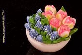 Schaaltje met tulpen ROZE en blauwe druifjes, KAARS
